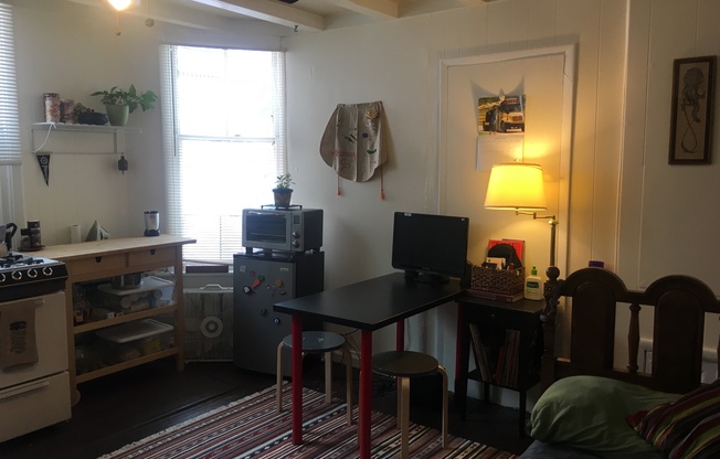 1 bed, 1 bath, 250 sqft, $850, Unit 5