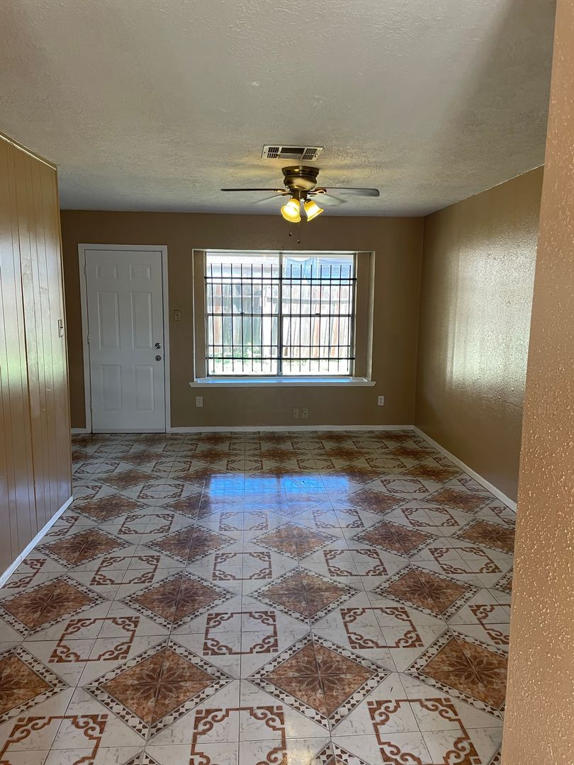 3bd 1.5 bath 1 car garage home near Hiram Clarke and 2234