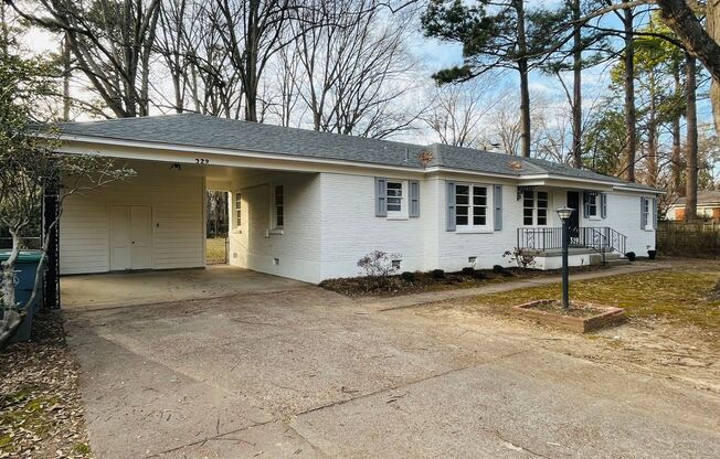 Charming East Memphis home, 3BR/2ba, 1600 sq ft! One dog ok w fees! Fully fenced in back yard.