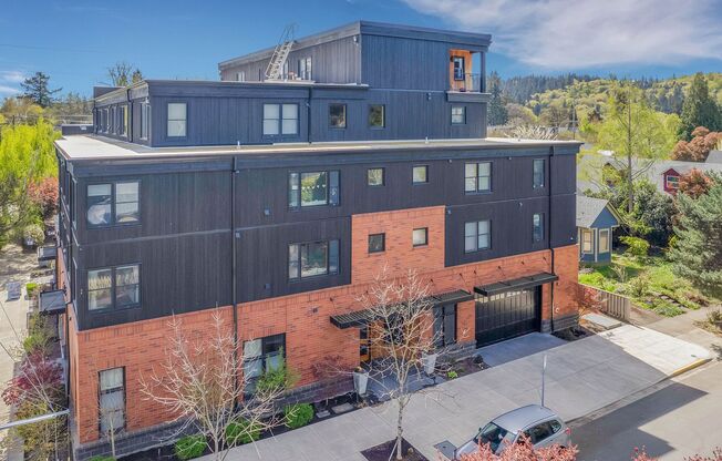 Luxury living in the heart of Sellwood!!!