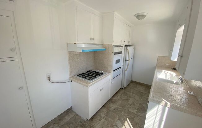 2 beds, 1 bath, 800 sqft, $2,950, Unit B