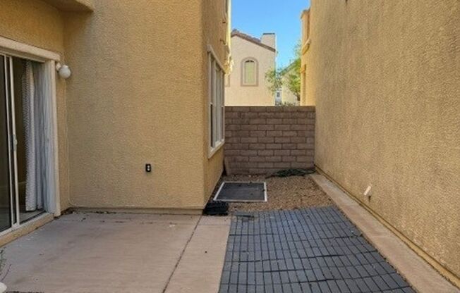 3 beds, 2.5 baths, $2,300