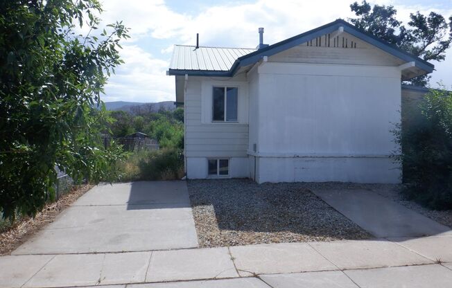 2 Bed 1 Bath with Office - Walking Distance to SUU - Upstairs of Home