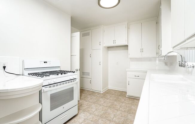 2 beds, 1 bath, $2,450, Unit D