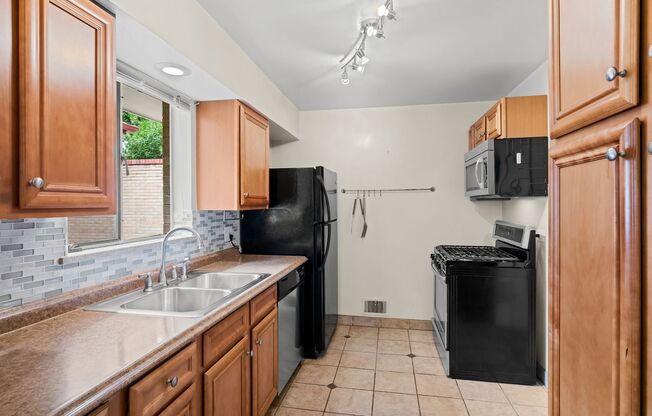 2 beds, 1 bath, $1,825