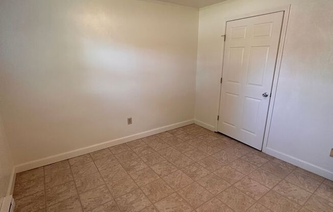 2 beds, 1 bath, 903 sqft, $1,240, Unit M-11