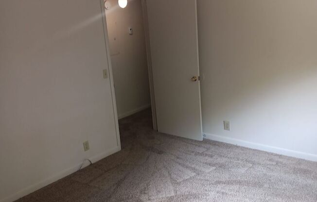 2 beds, 1 bath, 925 sqft, $1,085, Unit X03