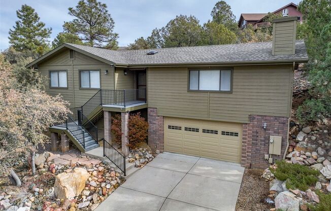 3 bedroom, 2 bathroom home in Forest Hylands!