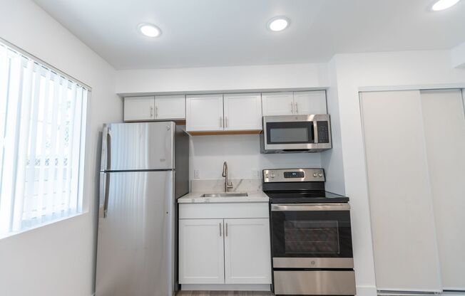 Studio, 1 bath, 595 sqft, $1,498, Unit 100