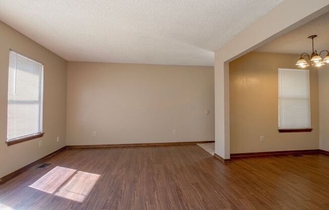 Cute 2BD/2.5 BTH Home Right off of NW Expressway and Shopping Areas