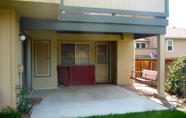 Townhouse close to schools in Santee! *$500.00 Off First Month's Rent!*