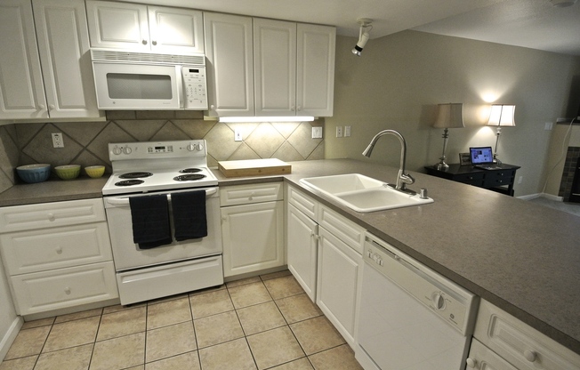 Lovely Ballard Condo w/ Plenty Space! Available Now!