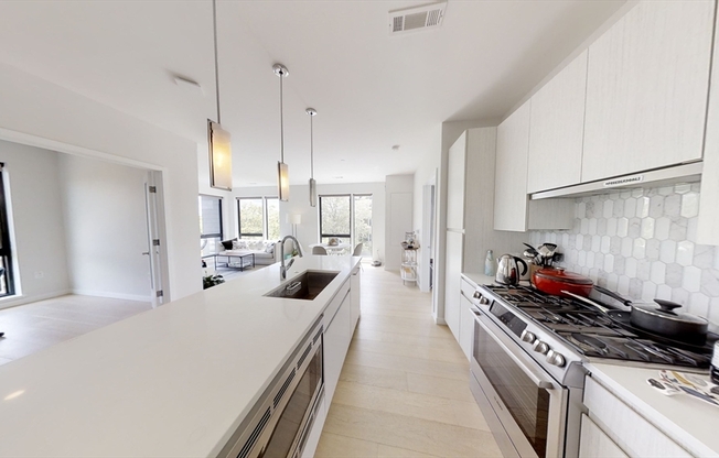 3 beds, 2 baths, 1,087 sqft, $6,000, Unit 329