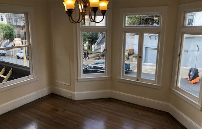 Remodeled rent controlled apartment w/all new appliances in great location w/tons of light, PET FRIENDLY!