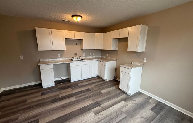 2 beds, 1 bath, $1,085, Unit B