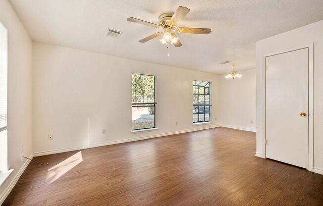 Charming 2-Story Townhouse Apartment in Lockhart