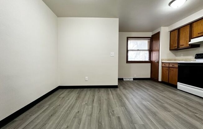 2 beds, 1 bath, $1,095, Unit A