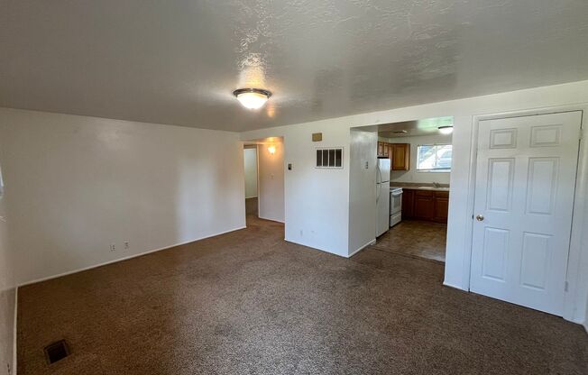 2 beds, 1 bath, $1,195, Unit CREC 4 Plex - 1433