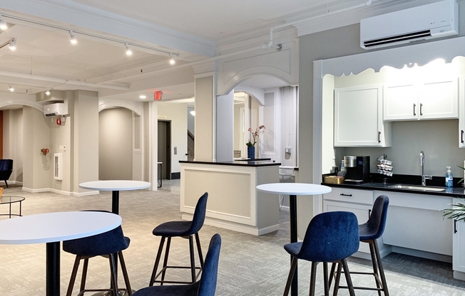 2 beds, 1 bath, 782 sqft, $2,400, Unit 301