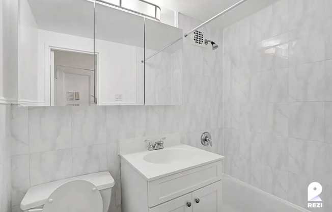 228 E 81 ST