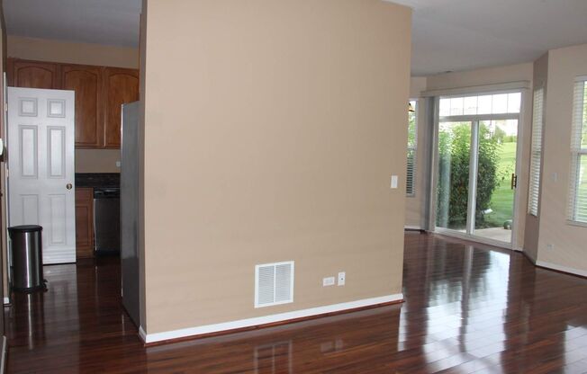 Beautiful 3 Bed/2.5 Bath Townhome Located in Carpentersville!