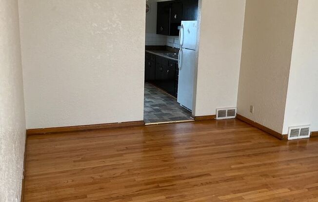 3 beds, 1 bath, $1,099, Unit 5440-2