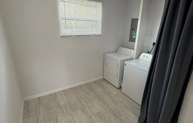 Large Yet Cozy Townhouse With Garage!