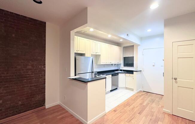 1 bed, 1 bath, $3,000, Unit 2F