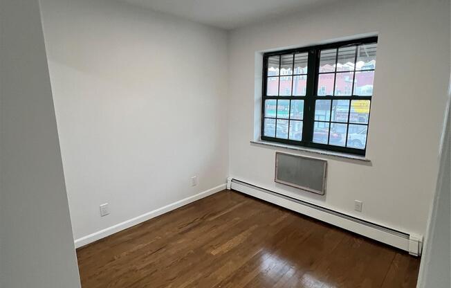 30 12 35 AVE