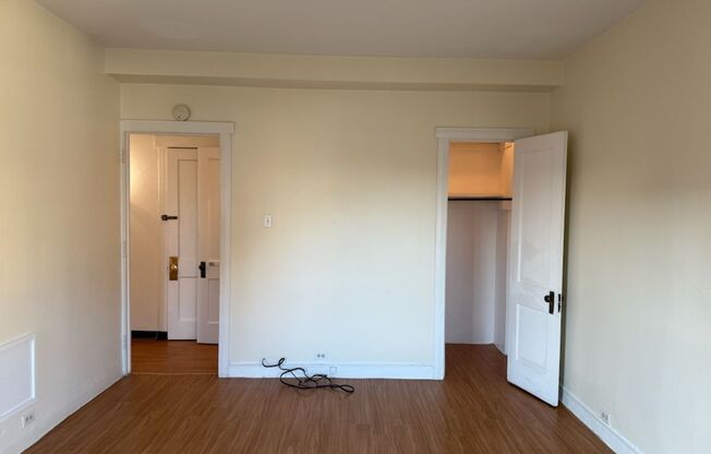Studio, 1 bath, 295 sqft, $1,275, Unit Old King Edward 571