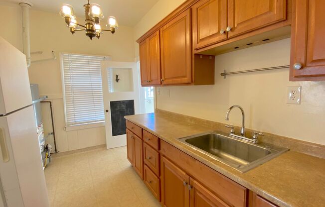 2 beds, 1 bath, 700 sqft, $2,095, Unit B