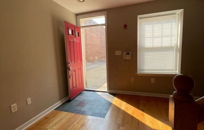 Cozy One Bedroom Townhome w/ All Amenities In The Heart of Northern Liberties!