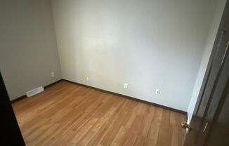 3 beds, 1 bath, $1,400, Unit 2