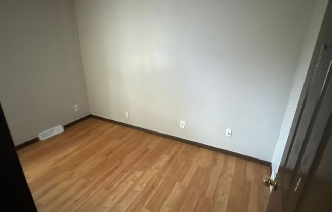 3 beds, 1 bath, $1,400, Unit 2