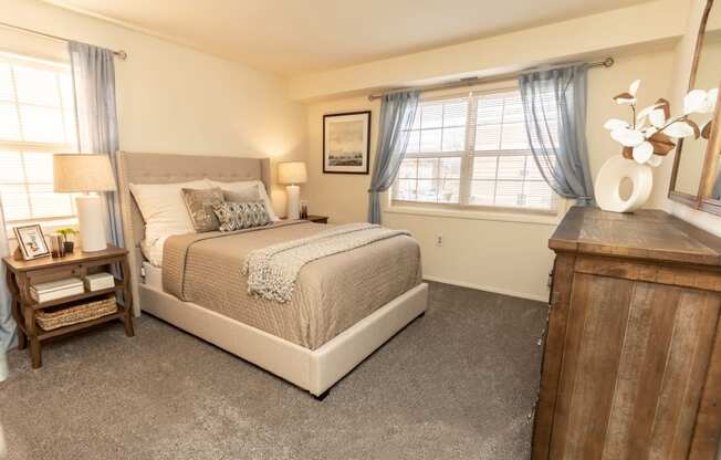 Traditional bedroom at Seminary Roundtop Apartments in Lutherville-Timonium