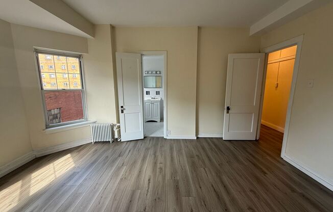 Studio, 1 bath, 295 sqft, $1,275, Unit Old King Edward 371