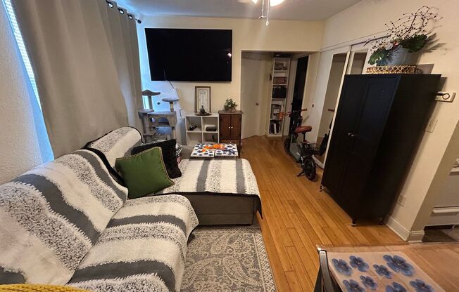 2 beds, 1 bath, $1,025, Unit 103