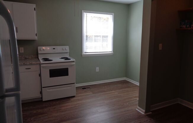 Cute House-Nice Yard!