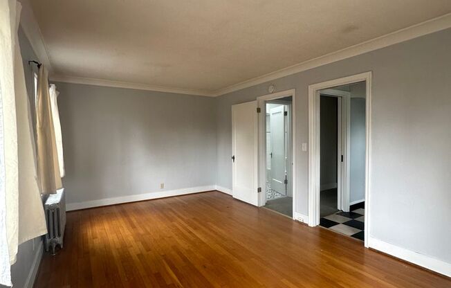 Vintage 1 bedroom unit - close 2 transportation.