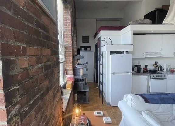 Studio, 1 bath, 320 sqft, $2,200, Unit 301