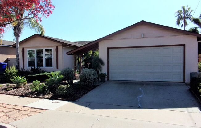 4bedrm 2 1/2 bath house with yard & garage in San Carlos $4000 a mo 1 year lease