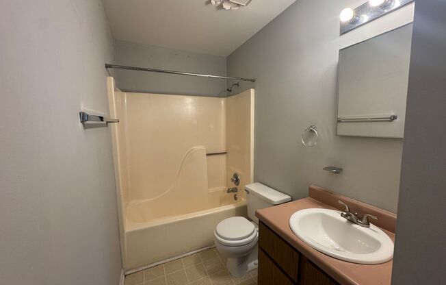 1 bed, 1 bath, 580 sqft, $650, Unit B10