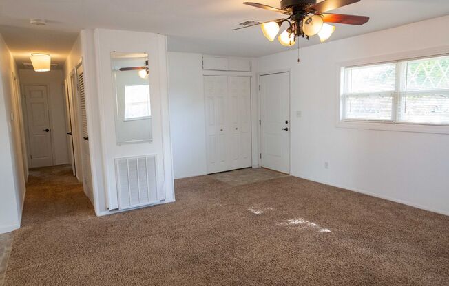 Welcome to this charming 3 bedroom, 1.5 bathroom home located in Columbus, OH!