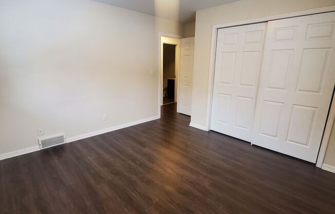 2 beds, 1 bath, $1,100, Unit 8