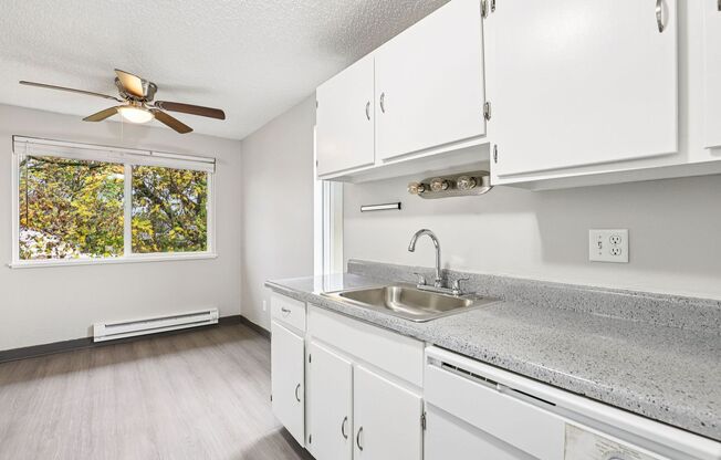 2 beds, 1 bath, 832 sqft, $1,479, Unit 4-40