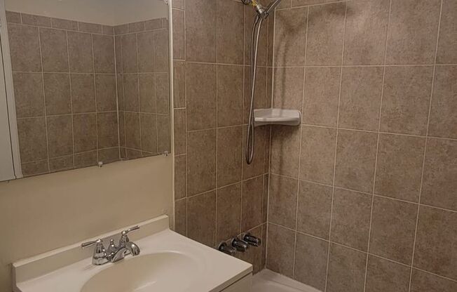 2 beds, 1 bath, 860 sqft, $1,995, Unit 4W
