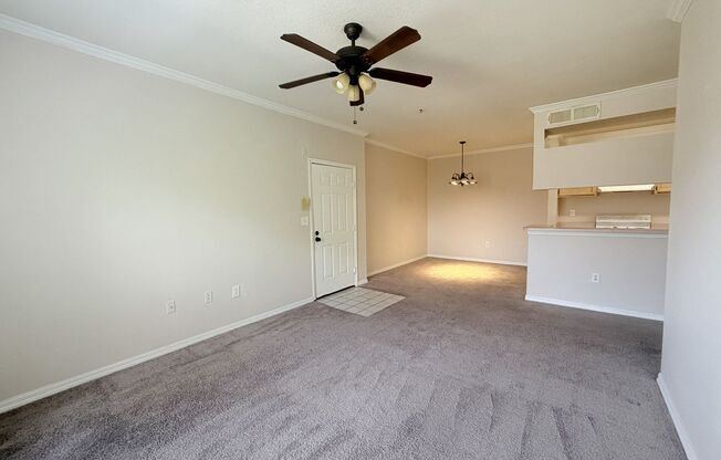 3rd Floor Unit, 1 bed/1 bath with Den in CARROLLWOOD AREA