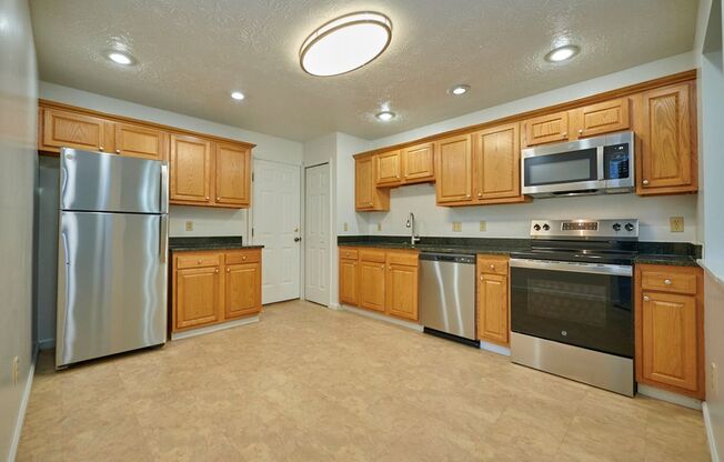 2 beds, 2 baths, 1,550 sqft, $2,290, Unit 6561