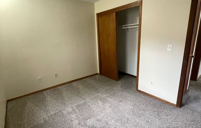 2 beds, 1 bath, 800 sqft, $795, Unit 4200-07