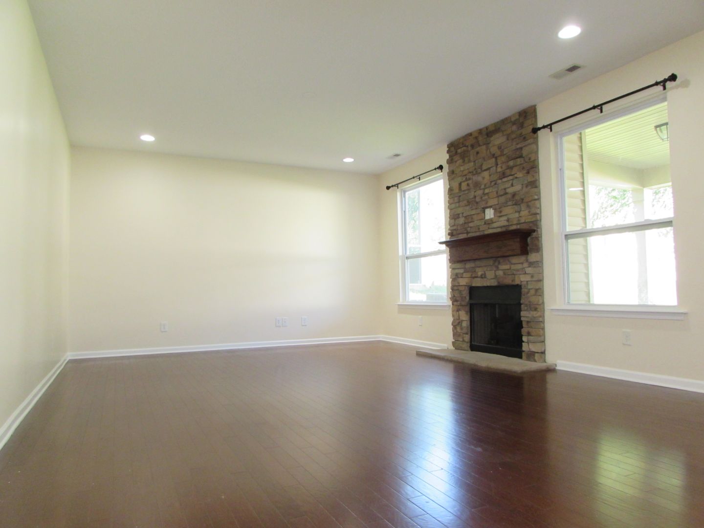Grand 5 Bed/ 4 Bath Home - Waterlynn Subdivision - Chef's Kitchen - Sunroom - Covered Back Deck - Community Pool